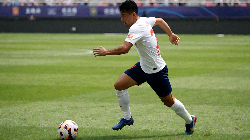 足球比赛中球员在绿茵场上拼抢传球的画面